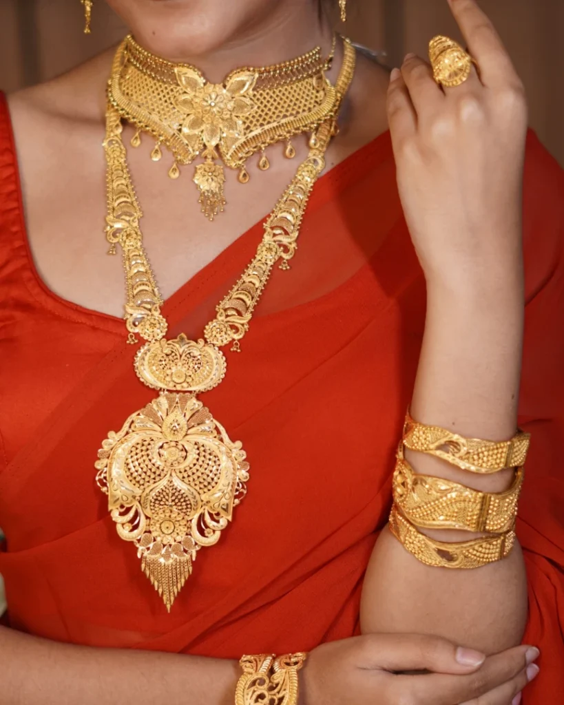 a symphony in gold. 💫crafted to captivate — this bridal masterpiece weighs elegance in every g
